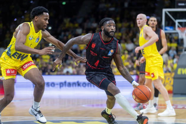 Oldenburg, Lower Saxony, Germany, October 23, 2026, Jordan Jones (right), BMA365 Bamberg Baskets, and Jeremy Roach (left), EWE Baskets Oldenburg; EWE Baskets Oldenburg vs. BMA365 Bamberg Baskets; Basketball 1; Basketball Bundesliga; 2026–2027 season, Matchday 6, Grosse EWE Arena: EWE Baskets Oldenburg vs. BMA365 Bamberg Baskets www.andreas-burmann.de