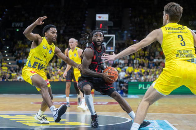 Oldenburg, Lower Saxony, Germany, October 23, 2026, Jordan Jones (right), BMA365 Bamberg Baskets, and Jeremy Roach (left), EWE Baskets Oldenburg; EWE Baskets Oldenburg vs. BMA365 Bamberg Baskets; Basketball 1; Basketball Bundesliga; 2026–2027 season, Matchday 6, Grosse EWE Arena: EWE Baskets Oldenburg vs. BMA365 Bamberg Baskets www.andreas-burmann.de