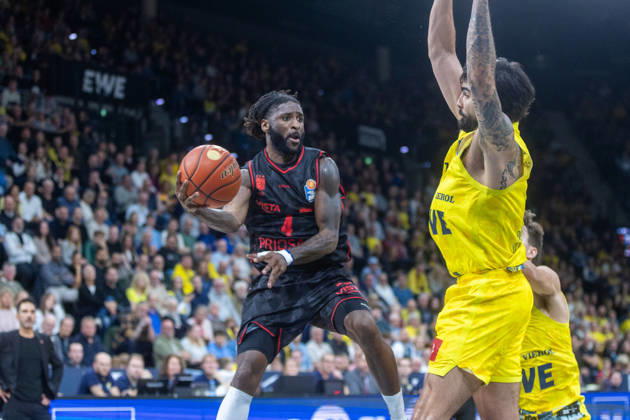 Oldenburg, Lower Saxony, Germany, October 23, 2026, Jordan Jones (left), BMA365 Bamberg Baskets, and Marcel Keßen (right), EWE Baskets Oldenburg. EWE Baskets Oldenburg vs. BMA365 Bamberg Baskets. Basketball 1. Basketball Bundesliga, 2026–2027 season, Matchday 6, Grosse EWE Arena: EWE Baskets Oldenburg vs. BMA365 Bamberg Baskets www.andreas-burmann.de