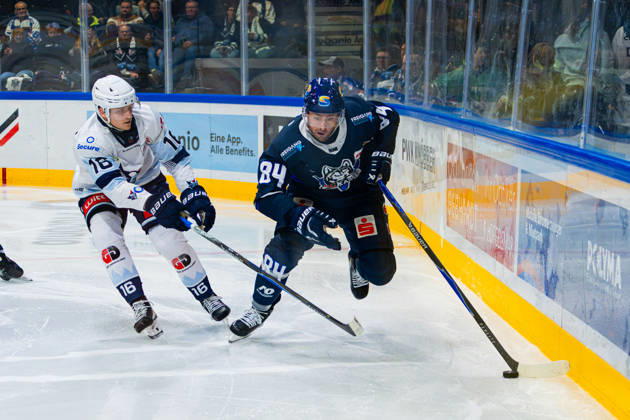 Kassel, Germany, October 22, 2026 DEL2 2026–2027 Game 11: Kassel Huskies vs. Blue Devils Weiden Pictured, from left, in a one-on-one battle: Philipp Faulhaber (BDW) and Christopher Wilkie (ECK) at Probonio Arena in Hesse Copyright: xFotostandx xKruczynskix