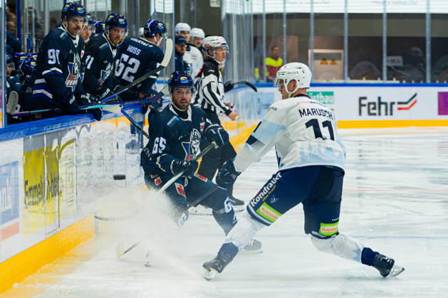 Kassel, Germany, October 22, 2026 DEL2 2026–2027 Game 11: Kassel Huskies vs. Blue Devils Weiden. Pictured, from left, in a face-off: Hunter Garlent (ECK) and Luis Marusch (BDW). Probonio Arena, Hesse Copyright: xFotostandx xKruczynskix