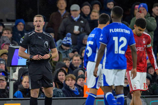 IPSWICH, ENGLAND OCTOBER 23 - Referee Tom Bramall explaining VAR decision during the Premier League game between Ipswich Town and Nottingham Forest at Portman Road on October 23, 2026 in Ipswich, England. (Photo by Keeran Marquis Sports Press Photo) Copyright: xKeeranxMarquis SPPx Sportspressphoto_SPR264255