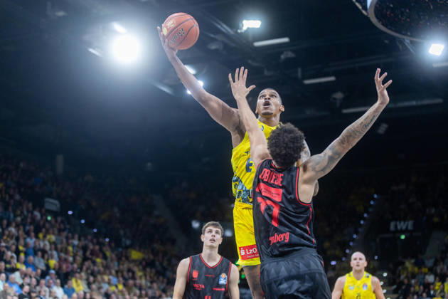 Oldenburg, Lower Saxony, Germany, October 23, 2026, Demajeo Wiggins (left), EWE Baskets Oldenburg, and Joshua Obiesie (right), BMA365 Bamberg Baskets; EWE Baskets Oldenburg vs. BMA365 Bamberg Baskets; Basketball 1; Basketball Bundesliga; 2026–2027 season, Matchday 6, Grosse EWE Arena: EWE Baskets Oldenburg vs. BMA365 Bamberg Baskets www.andreas-burmann.de