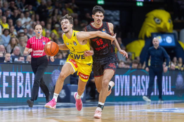 Oldenburg, Lower Saxony, Germany, October 23, 2026, Zachary Ensminger (left), EWE Baskets Oldenburg, and Yuval Hochstadter (right), BMA365 Bamberg Baskets; EWE Baskets Oldenburg vs. BMA365 Bamberg Baskets; Basketball 1; Basketball Bundesliga; 2026–2027 season, Matchday 6, Grosse EWE Arena: EWE Baskets Oldenburg vs. BMA365 Bamberg Baskets www.andreas-burmann.de
