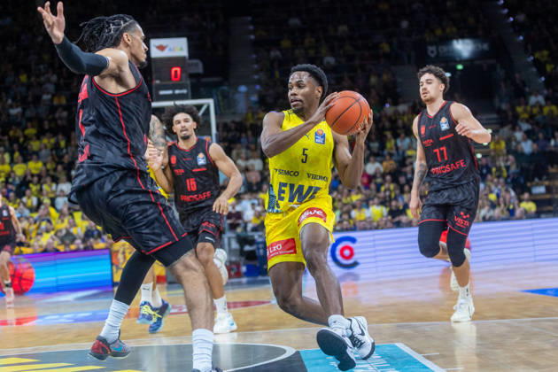 Oldenburg, Lower Saxony, Germany, October 23, 2026, Jeremy Roach (center), EWE Baskets Oldenburg, Jonathan Bähre (left), BMA365 Bamberg Baskets, Brendan Terry (second from left), BMA365 Bamberg Baskets and Joshua Obiesie on the right, BMA365 Bamberg Baskets; EWE Baskets Oldenburg vs. BMA365 Bamberg Baskets; Basketball 1; Basketball Bundesliga; 2026–2027 season, Matchday 6, Grosse EWE Arena, EWE Baskets Oldenburg vs. BMA365 Bamberg Baskets www.andreas-burmann.de