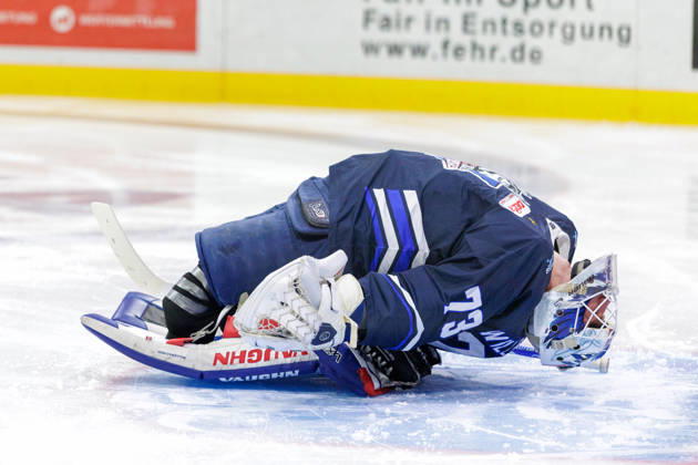 Ice hockey, Eishockey Men - DEL2 - EC Kassel Huskies vs Blue Devils Weiden Season 2026 2027 Goalkeeper Leon Willerscheid of EC Kassel Huskies stretches during the DEL2 ice hockey match between EC Kassel Huskies and Blue Devils Weiden in Kassel, Germany, 23 October 2026. Kassel entered the match in second place in the standings, while Weiden were ranked 12th. Hesse