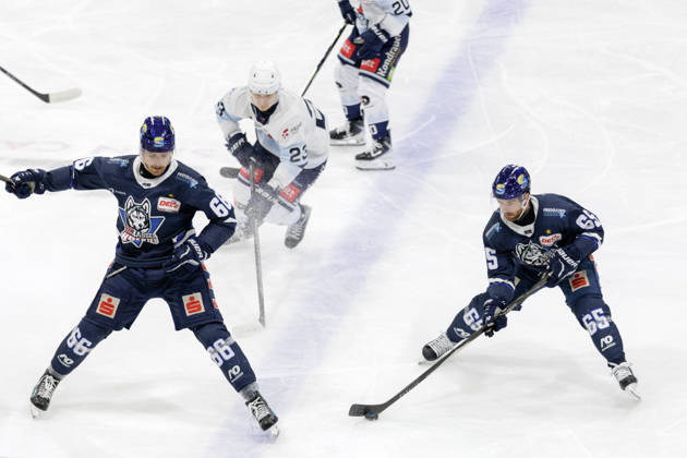 Ice hockey, Eishockey Men - DEL2 - EC Kassel Huskies vs Blue Devils Weiden Season 2026 2027 Hunter Garlent (R) of EC Kassel Huskies with puck, Lukas Ribarik (C) of Blue Devils Weiden rans after and Darren Mieszkowski (L) of EC Kassel Huskies aside during the DEL2 ice hockey match between EC Kassel Huskies and Blue Devils Weiden in Kassel, Germany, 23 October 2026. Kassel entered the match in second place in the standings, while Weiden were ranked 12th. Hesse