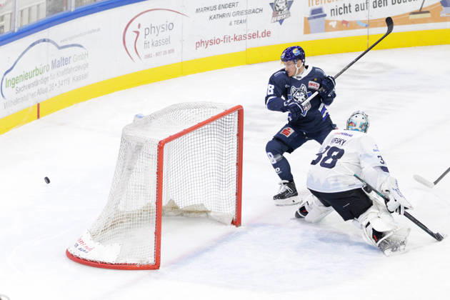 Ice hockey, Eishockey Men - DEL2 - EC Kassel Huskies vs Blue Devils Weiden Season 2026 2027 Laurin Braun (L) of EC Kassel Huskies next to the goal and goalkeeper Kristian Hufsky (R) of Blue Devils Weiden during the DEL2 ice hockey match between EC Kassel Huskies and Blue Devils Weiden in Kassel, Germany, 23 October 2026. Kassel entered the match in second place in the standings, while Weiden were ranked 12th. Hesse