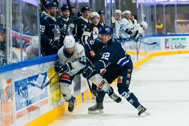 Kassel, Germany, October 22, 2026 DEL2 2026–2027, Game 11: Kassel Huskies vs. Blue Devils Weiden. Pictured, from left, in a one-on-one battle: Tyler Gron (BDW) and Johannes Huß (Huss ECK) at Probonio Arena in Hesse. Copyright: xFotostandx xKruczynskix
