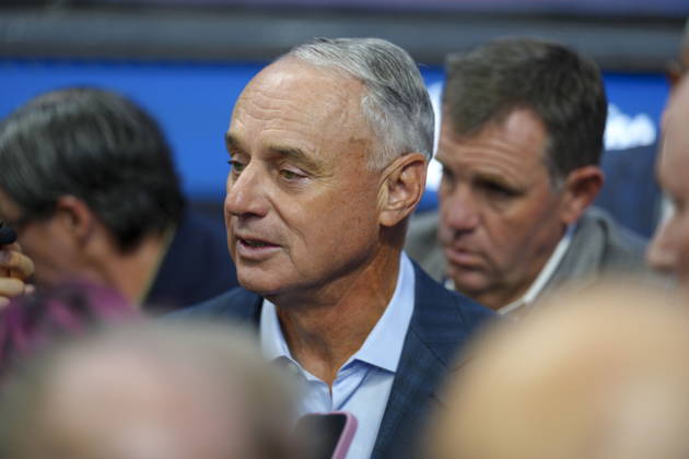 MLB, Baseball Herren, USA World Series Game 1 - Milwaukee Brewers vs Tampa Bay Rays Major League Baseball (MLB) commissioner Rob Manfred speaks prior to Major League Baseball (MLB) World Series Game 1 between the Milwaukee Brewers and Tampa Bay Rays in Milwaukee, Wisconsin, USA, 23 October 2026. MILWAUKEE WISCONSIN UNITED STATES  Copyright: xROSSxHARRIEDx