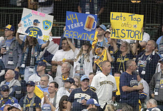 Milwaukee Brewers fans cheer for their team before the start of game one of the 2026 MLB, Baseball Herren, USA World Series against the Tampa Bay Rays at American Family Field in Milwaukee, Wisconsin, on Friday, October 23, 2026.  MIL20261023701 TANNENxMAURY