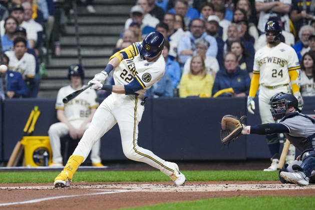 MLB, Baseball Herren, USA World Series Game 1 - Milwaukee Brewers vs Tampa Bay Rays Milwaukee Brewers designated hitter Christian Yelich (L) hits a triple during the Major League Baseball (MLB) World Series Game 1 between the Milwaukee Brewers and Tampa Bay Rays at American Family Field in Milwaukee, Wisconsin, USA, 23 October 2026. MILWAUKEE WISCONSIN UNITED STATES  Copyright: xROSSxHARRIEDx