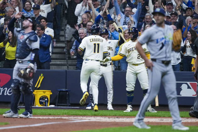 MLB, Baseball Herren, USA World Series Game 1 - Milwaukee Brewers vs Tampa Bay Rays Milwaukee Brewers left fielder Jackson Chourio (C) scores a run during the Major League Baseball (MLB) World Series Game 1 between the Milwaukee Brewers and Tampa Bay Rays at American Family Field in Milwaukee, Wisconsin, USA, 23 October 2026. MILWAUKEE WISCONSIN UNITED STATES  Copyright: xROSSxHARRIEDx