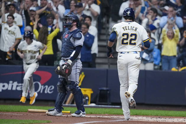 MLB, Baseball Herren, USA World Series Game 1 - Milwaukee Brewers vs Tampa Bay Rays Milwaukee Brewers designated hitter Christian Yelich (R) scores a run during the Major League Baseball (MLB) World Series Game 1 between the Milwaukee Brewers and Tampa Bay Rays at American Family Field in Milwaukee, Wisconsin, USA, 23 October 2026. MILWAUKEE WISCONSIN UNITED STATES  Copyright: xROSSxHARRIEDx