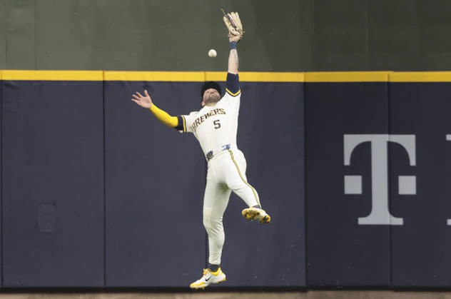 Milwaukee Brewers center fielder Garrett Mitchell (5) jumps for a long fly ball which turns into a double from Tampa Bay Rays Junior Caminero in the fourth inning during game one of the 2026 MLB, Baseball Herren, USA World Series at American Family Field in Milwaukee, Wisconsin, on Friday, October 23, 2026.  MIL20261023717 TANNENxMAURY