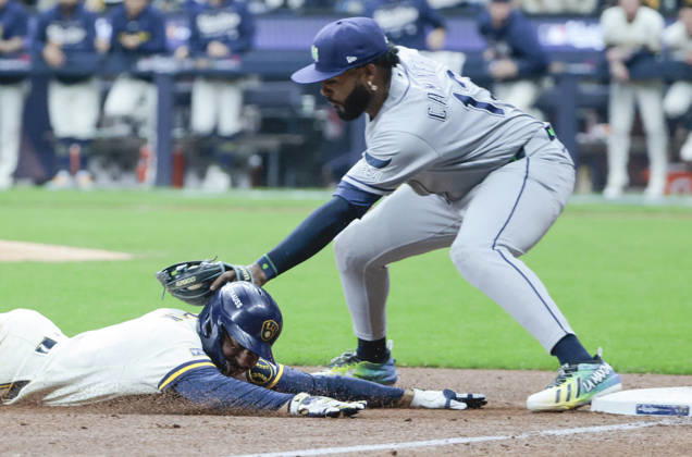 Milwaukee Brewers David Hamilton (6) is tagged out at third base by Tampa Bay Rays third baseman Junior Caminero (13) trying to stretch a double into a triple in the fifth inning during game one of the 2026 MLB, Baseball Herren, USA World Series at American Family Field in Milwaukee, Wisconsin, on Friday, October 23, 2026.  MIL20261023721 TANNENxMAURY