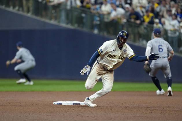 MLB, Baseball Herren, USA World Series Game 1 - Milwaukee Brewers vs Tampa Bay Rays Milwaukee Brewers third baseman David Hamilton takes a misstep as he rounds second base during the Major League Baseball (MLB) World Series Game 1 between the Milwaukee Brewers and Tampa Bay Rays at American Family Field in Milwaukee, Wisconsin, USA, 23 October 2026. MILWAUKEE WISCONSIN UNITED STATES  Copyright: xROSSxHARRIEDx