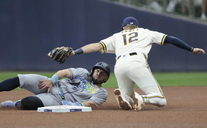 Tampa Bay Rays Jonathan Aranda (8) is tagged out stealing second by Milwaukee Brewers shortstop Cooper Pratt (12) in the sixth inning during game one of the 2026 MLB, Baseball Herren, USA World Series at American Family Field in Milwaukee, Wisconsin, on Friday, October 23, 2026.  MIL20261023723 TANNENxMAURY