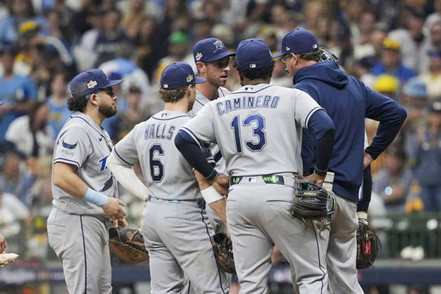 MLB, Baseball Herren, USA World Series Game 1 - Milwaukee Brewers vs Tampa Bay Rays Tampa Bay Rays relief pitcher Steven Matz (C) speaks to teammates in a meeting during the Major League Baseball (MLB) World Series Game 1 between the Milwaukee Brewers and Tampa Bay Rays at American Family Field in Milwaukee, Wisconsin, USA, 23 October 2026. MILWAUKEE WISCONSIN UNITED STATES  Copyright: xROSSxHARRIEDx
