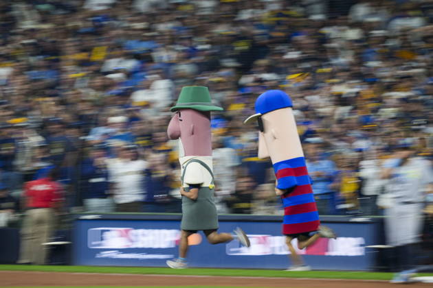 MLB, Baseball Herren, USA World Series Game 1 - Milwaukee Brewers vs Tampa Bay Rays The famous sausage race takes place during a break in the Major League Baseball (MLB) World Series Game 1 between the Milwaukee Brewers and Tampa Bay Rays at American Family Field in Milwaukee, Wisconsin, USA, 23 October 2026. MILWAUKEE WISCONSIN UNITED STATES  Copyright: xROSSxHARRIEDx