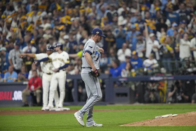 MLB, Baseball Herren, USA World Series Game 1 - Milwaukee Brewers vs Tampa Bay Rays Tampa Bay Rays relief pitcher Steven Matz leaves the field during the Major League Baseball (MLB) World Series Game 1 between the Milwaukee Brewers and Tampa Bay Rays at American Family Field in Milwaukee, Wisconsin, USA, 23 October 2026. MILWAUKEE WISCONSIN UNITED STATES  Copyright: xROSSxHARRIEDx