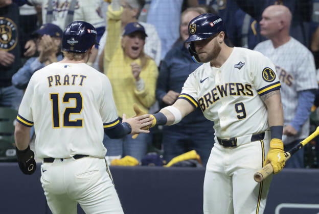 Milwaukee Brewers Cooper Pratt (12) is congratulated by Jake Bauers (9) after scoring on a single by Jackson Chourio against the Tampa Bay Rays in the seventh inning during game one of the 2026 MLB, Baseball Herren, USA World Series at American Family Field in Milwaukee, Wisconsin, on Friday, October 23, 2026.  MIL20261023728 TANNENxMAURY