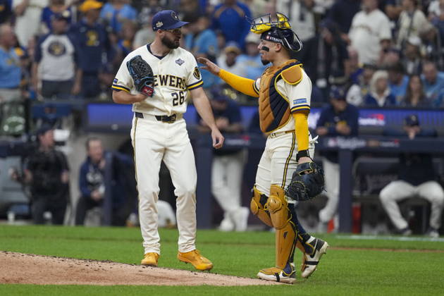 MLB, Baseball Herren, USA World Series Game 1 - Milwaukee Brewers vs Tampa Bay Rays Milwaukee Brewers catcher William Contreras (R) talks with Milwaukee Brewers pitcher Aaron Ashby (L) during the Major League Baseball (MLB) World Series Game 1 between the Milwaukee Brewers and Tampa Bay Rays at American Family Field in Milwaukee, Wisconsin, USA, 23 October 2026. MILWAUKEE WISCONSIN UNITED STATES  Copyright: xROSSxHARRIEDx