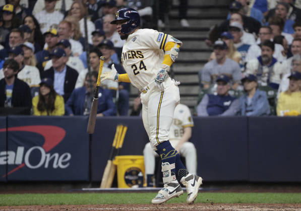 Milwaukee Brewers William Contreras (24) hits a single against the Tampa Bay Rays in the eighth inning during game one of the 2026 MLB, Baseball Herren, USA World Series at American Family Field in Milwaukee, Wisconsin, on Friday, October 23, 2026.  MIL20261023732 TANNENxMAURY