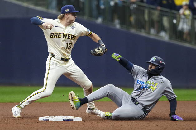 MLB, Baseball Herren, USA World Series Game 1 - Milwaukee Brewers vs Tampa Bay Rays Milwaukee Brewers shortstop Cooper Pratt (L) misses the double play during the Major League Baseball (MLB) World Series Game 1 between the Milwaukee Brewers and Tampa Bay Rays at American Family Field in Milwaukee, Wisconsin, USA, 23 October 2026. MILWAUKEE WISCONSIN UNITED STATES  Copyright: xROSSxHARRIEDx