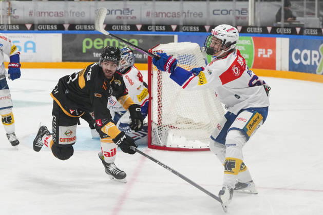 LUGANO, SWITZERLAND, OCTOBER 16: Laurin Rupli of Kloten (R) faces off against Zach Sanford of Lugano (L) during the game between HC Lugano and EHC Kloten at the Corner Arena on October 23, 2026, in Lugano, Switzerland. Lugano, Ticino, Switzerland Copyright: xJustPictures.ch JarixPestelaccix jp-en-EuSpIm-JP6_JAr_NL_HCL_Kloten_23Ott2026_000226