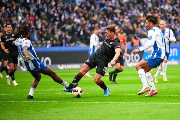 Deyovaisio Zeefuik, Hertha BSC, 42; Marius Woerl, Arminia Bielefeld, 38, Oluwaseun Victor Adewumi, Hertha BSC, 19, GER, Hertha BSC vs. Arminia Bielefeld, 2. Bundesliga, 2026–27 season, Matchday 9, October 24, 2026 DFL regulations prohibit any use of photographs as image sequences and or quasi-video GER, Hertha BSC vs. Arminia Bielefeld, 2. Bundesliga, 2026–27 season, Matchday 9, October 24, 2026, Berlin Copyright: xClaudiusxRauch,xEibner-Pressefotox xClaudiusxRauchx EP_CRH