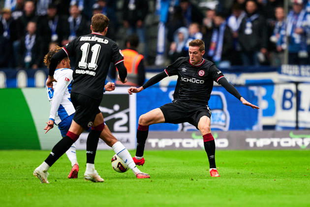 Oluwaseun Victor Adewumi, Hertha BSC, 19, Arne Sicker, Arminia Bielefeld, 17, GER, Hertha BSC vs. Arminia Bielefeld, 2. Bundesliga, 2026–27 season, Matchday 9, October 24, 2026 DFL regulations prohibit any use of photographs as image sequences and or quasi-video GER, Hertha BSC vs. Arminia Bielefeld, 2. Bundesliga, 2026–27 season, Matchday 9, October 24, 2026, Berlin Copyright: xClaudiusxRauch,xEibner-Pressefotox xClaudiusxRauchx EP_CRH