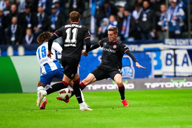Oluwaseun Victor Adewumi, Hertha BSC, 19, Arne Sicker, Arminia Bielefeld, 17, GER, Hertha BSC vs. Arminia Bielefeld, 2. Bundesliga, 2026–27 season, Matchday 9, October 24, 2026 DFL regulations prohibit any use of photographs as image sequences and or quasi-video GER, Hertha BSC vs. Arminia Bielefeld, 2. Bundesliga, 2026–27 season, Matchday 9, October 24, 2026, Berlin Copyright: xClaudiusxRauch,xEibner-Pressefotox xClaudiusxRauchx EP_CRH