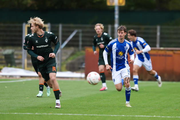 October 24, 2026, Soccer, Men s, Regionalliga Nord, Matchday 15, SV Werder Bremen II vs. BSV Kickers Emden: Nick Stepantsev (39, BSV Kickers Emden) battles for the ball with Lennart Jendrik Baum (14, Werder Bremen II)