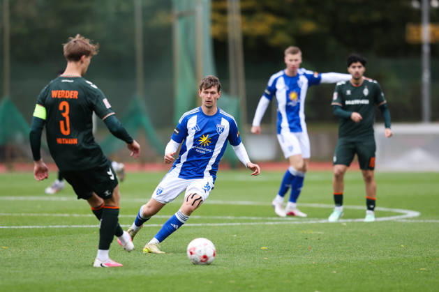 October 24, 2026, Soccer, Men s, Regionalliga Nord, Matchday 15, SV Werder Bremen II vs. BSV Kickers Emden; Nick Stepantsev (39) of BSV Kickers Emden in a tackle with Mats Ole Heitmann (3) of Werder Bremen II