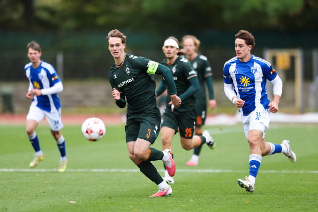 October 24, 2026, Soccer, Men s, Regionalliga Nord, Matchday 15, SV Werder Bremen II vs. BSV Kickers Emden Ole Kühling (34) of BSV Kickers Emden in a tackle with Mats Ole Heitmann (3) of Werder Bremen II
