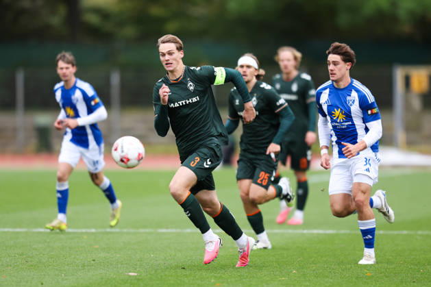October 24, 2026, Soccer, Men s, Regionalliga Nord, Matchday 15, SV Werder Bremen II vs. BSV Kickers Emden Ole Kühling (34) of BSV Kickers Emden in a tackle with Mats Ole Heitmann (3) of Werder Bremen II