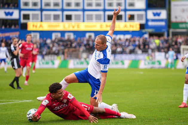 German Soccer, 3rd Division, Matchday 11, Hänsch Arena, Emslandstadion, Meppen, Emsland District, Lower Saxony, SV Meppen vs. FC Würzburger Kickers Liam Omore (Würzburger Kickers), 17, vs. Jannic Ehlers (SV Meppen), 17 Copyright: xMichelxWittex