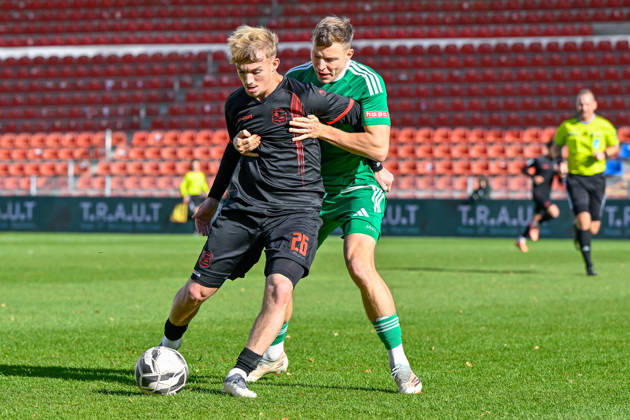 From left: Andy Breuer (Unterhaching), 26; Riko Manz (Ansbach), 29; in a one-on-one battle, duel, tackle, dynamic, action, 24 10 2026, Unterhaching, Germany, soccer, Bavarian Regional League, SpVgg Unterhaching, SpVgg Ansbach xslx