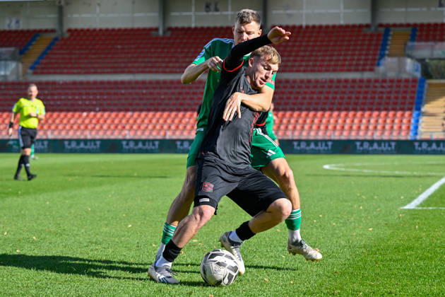 From left: Andy Breuer (Unterhaching), 26; Riko Manz (Ansbach), 29; in a one-on-one battle, duel, tackle, dynamic, action, 24 10 2026, Unterhaching, Germany, soccer, Bavarian Regional League, SpVgg Unterhaching, SpVgg Ansbach xslx