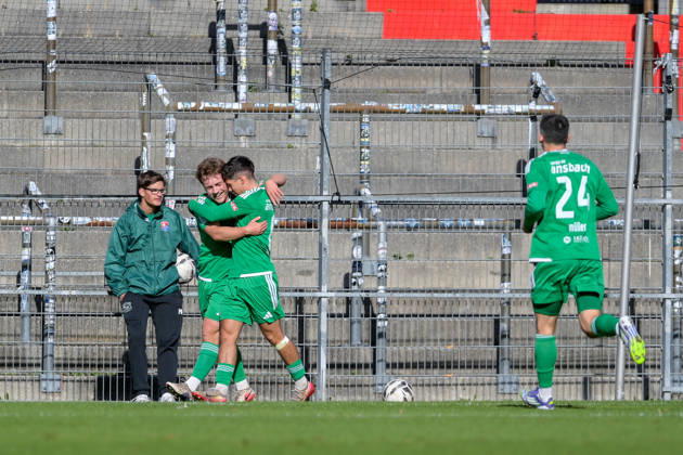 Ansbach players celebrating a goal, cheering, goal celebration, goal scored, celebrating the goal, goal, celebration, cheering over the goal that made it 0-1 by Nico Hayer (Ansbach), 28-1 from the left, optimistic, action, 24-10-2026, Unterhaching, Germany, soccer, Bavarian Regional League, SpVgg Unterhaching vs. SpVgg Ansbach xslx