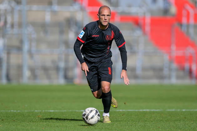 Manuel Stiefler, Unterhaching, No. 8 with the ball, free kick, single frame, action, October 24, 2026, Unterhaching, Germany, soccer, Bavarian Regional League, SpVgg Unterhaching vs. SpVgg Ansbach xslx