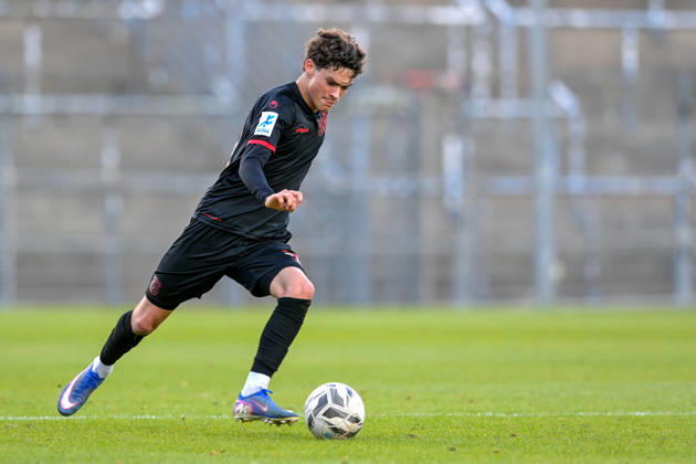 Constantin Strunz, Unterhaching, 38, on the ball, free kick, single frame, action, October 24, 2026, Unterhaching, Germany, soccer, Bavarian Regional League, SpVgg Unterhaching vs. SpVgg Ansbach xslx