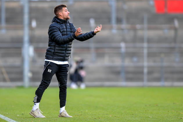 Niklas Reutelhuber Ansbach gives instructions, gesticulates, waves his arms, gives instructions, gesticulates, cutout, single frame, action, 24 10 2026, Unterhaching, Germany, soccer, Bavarian Regional League, SpVgg Unterhaching vs. SpVgg Ansbach xslx