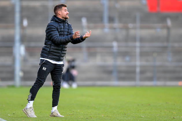 Niklas Reutelhuber Ansbach gives instructions, gesticulates, waves his arms, gives instructions, gesticulates, cutout, single frame, action, 24 10 2026, Unterhaching, Germany, soccer, Bavarian Regional League, SpVgg Unterhaching vs. SpVgg Ansbach xslx