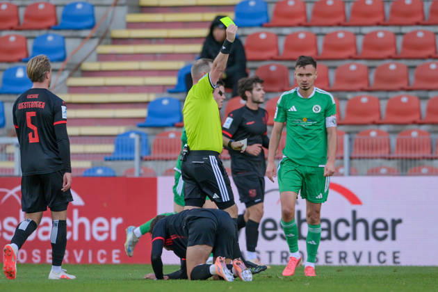 Referee Stefan Treiber shows Tobias Dietrich (Ansbach, 6) a yellow card, 10 24 2026, Unterhaching, Germany, soccer, Bavarian Regional League, SpVgg Unterhaching vs. SpVgg Ansbach xslx