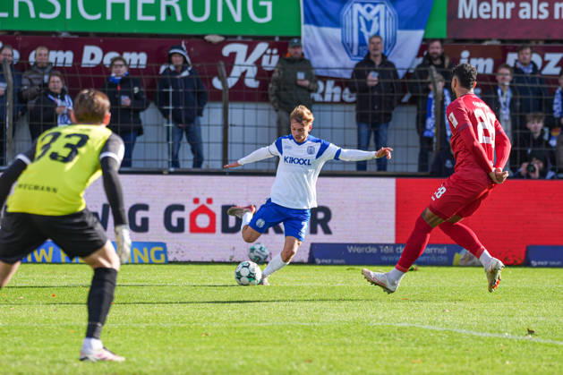 German Soccer, 3rd Division, Matchday 11, Hänsch Arena, Emslandstadion, Meppen, Emsland District, Lower Saxony, SV Meppen vs. FC Würzburger Kickers: Cross by Dominique Domröse (SV Meppen), 2 Copyright: xMichelxWittex
