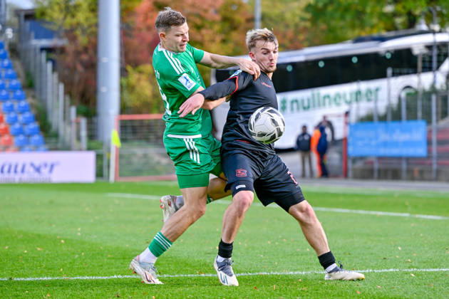 From left: Riko Manz (Ansbach), 29; Andy Breuer (Unterhaching), 26; in a one-on-one battle, duel, tackle, dynamic, action, 24 10 2026, Unterhaching, Germany, soccer, Bavarian Regional League, SpVgg Unterhaching vs. SpVgg Ansbach xslx