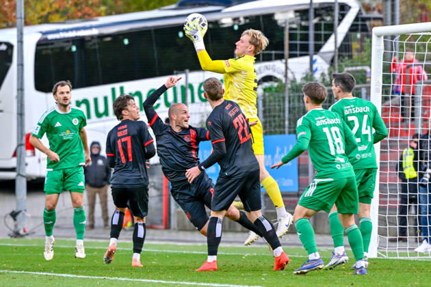 Nils Leidenberger, goalkeeper, Ansbach, 30, catches the ball before Samuel Weiss, Unterhaching, 17; Manuel Stiefler, Unterhaching, 8; and Cornelius Pfeiffer, Unterhaching, 22; 24, 10, 2026, Unterhaching, Germany, soccer, Bavarian Regional League, SpVgg Unterhaching vs. SpVgg Ansbach xslx