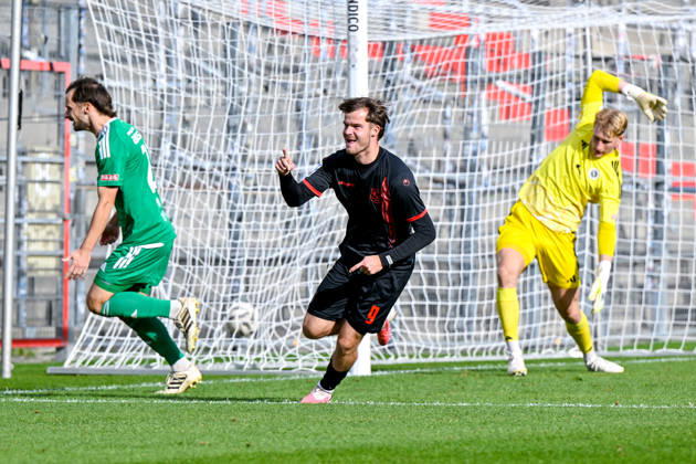 Jeroen Krupa of Unterhaching, 9, scores the 2-1 goal and turns away jubilantly; celebration, goal celebration, goal scored, celebrate the goal, goal, celebration, cheering over the goal, optimistic, action, Eric Weeger (Ansbach), 25, and Nils Leidenberger (goalkeeper, Ansbach), 30, looking disappointed, disappointment, frustration, disappointed, pessimistic, October 24, 2026, Unterhaching, Germany, soccer, Bavarian Regional League, SpVgg Unterhaching vs. SpVgg Ansbach xslx